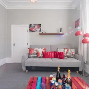 3 Bedroom Saks - 2 Living Area House In Newland Ave Hull , Kingston upon Hull United Kingdom
